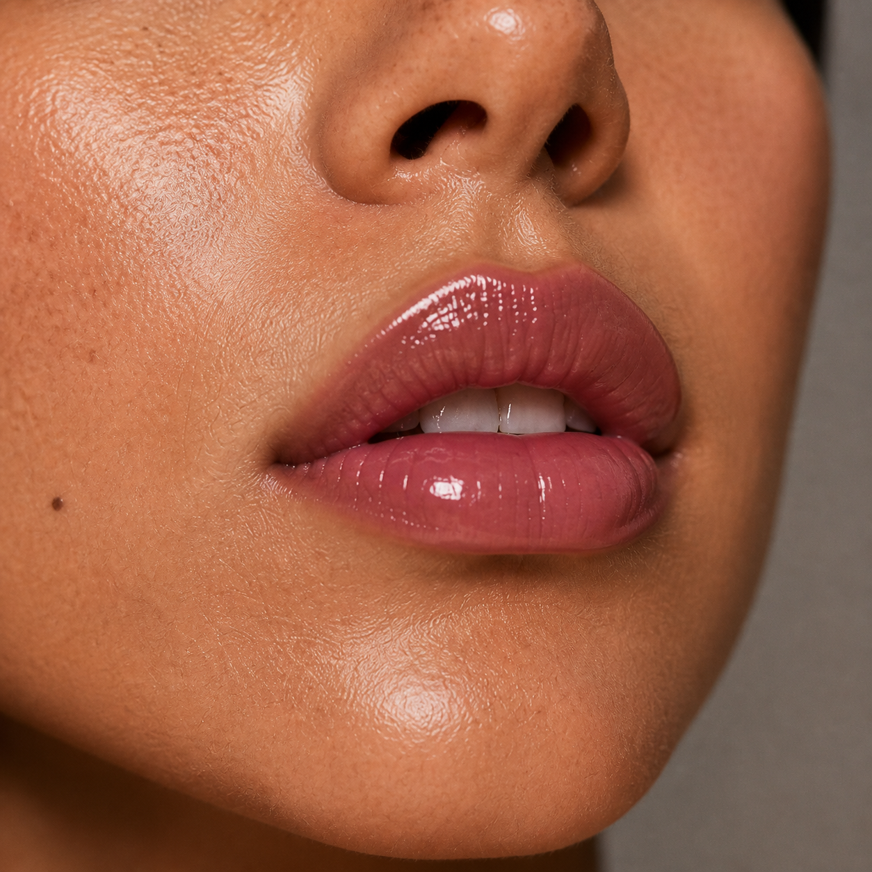 Labios con brillo labial tono 02 Vintage Rose