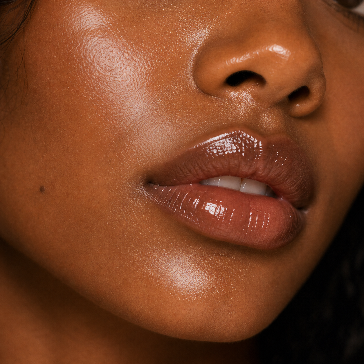 Labios con brillo labial tono 04 Bronze